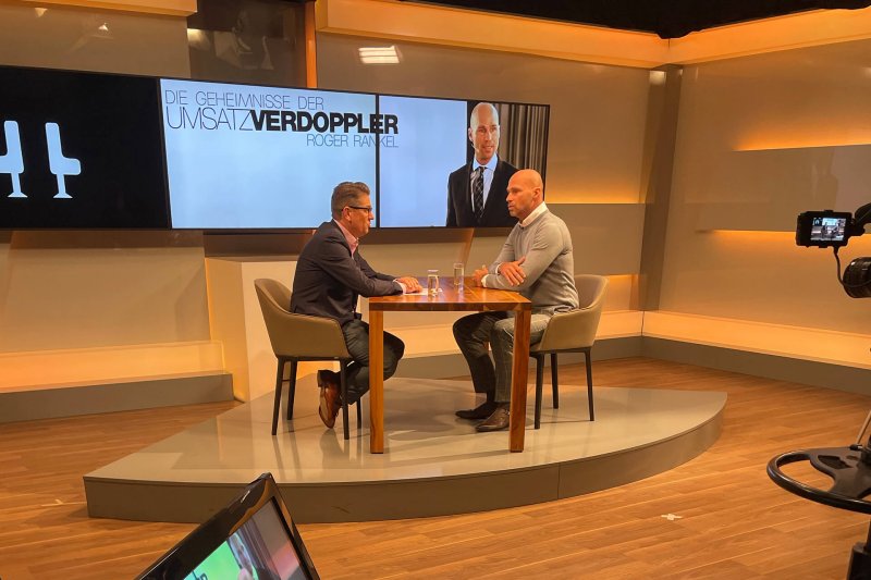 Roger Rankel gibt ein Interview im TV-Studio.